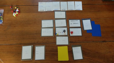 Prototype d'un jeu de plateau coopératif, présentant le matériel du jeu lors d'une partie., nov. 2020